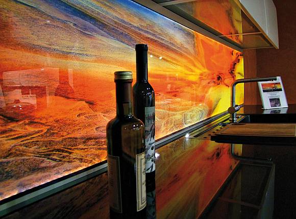 GLAVIVA - ARCHITECTURAL GLASS • Kitchenwall with digital glass print by Glaviva and white-separation on safety glass
